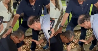 Tremendo e chorando, empresário e pastor ungem os pés de Bolsonaro