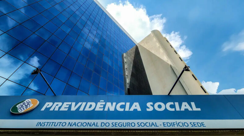 Beneficiários do INSS recebem primeira metade do 13º salário